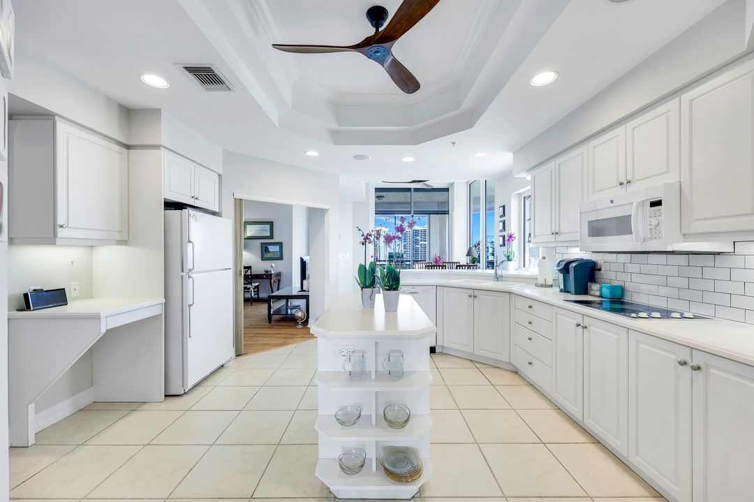 425 Dockside Dr #10, Naples, FL 34110