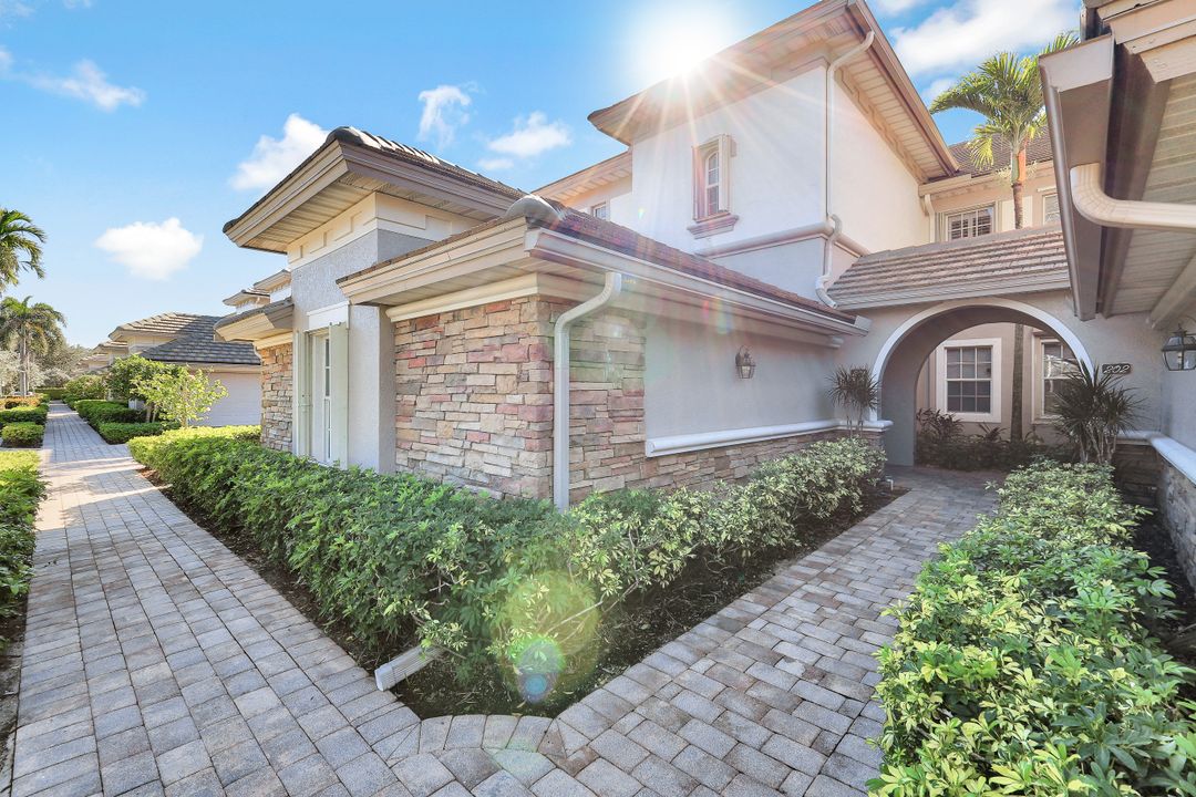 8755 Coastline Ct #201, Naples, FL 34120