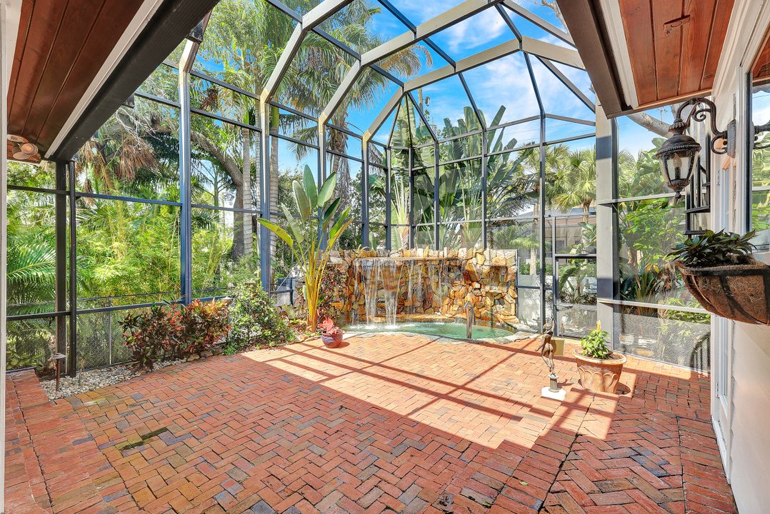263 10th Ave S, Naples, FL 34102