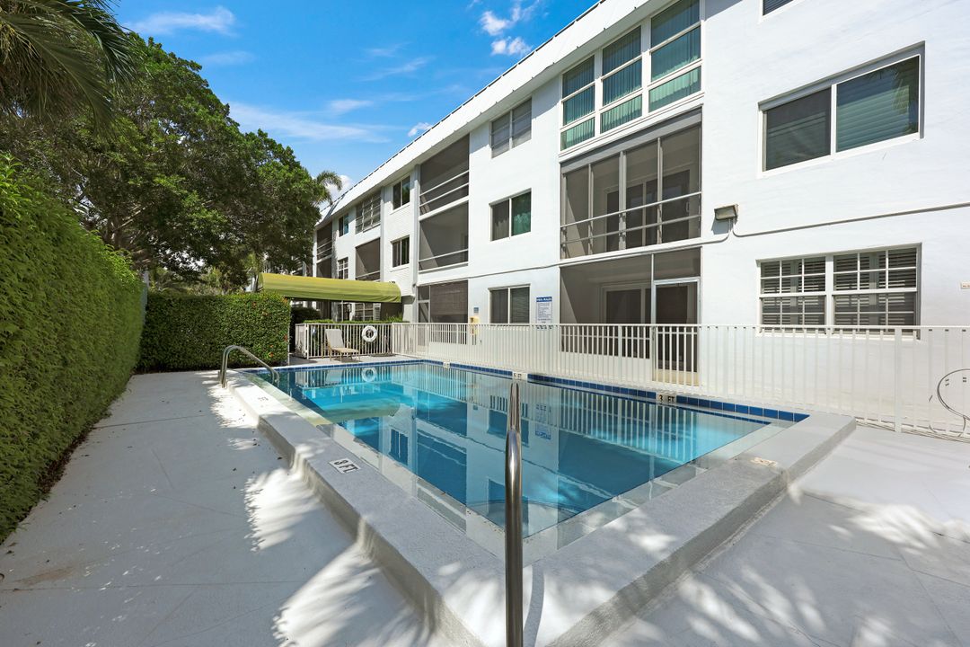 72 7th St S #106, Naples, FL 34102