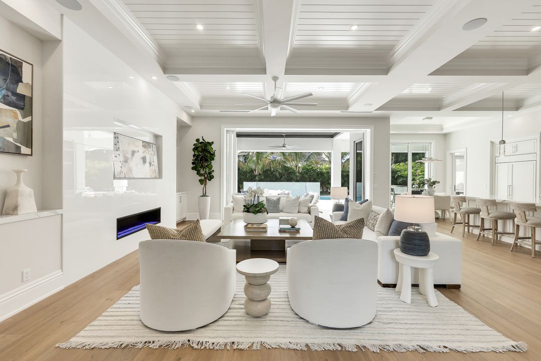 726 Riviera Dr, Naples, FL 34103