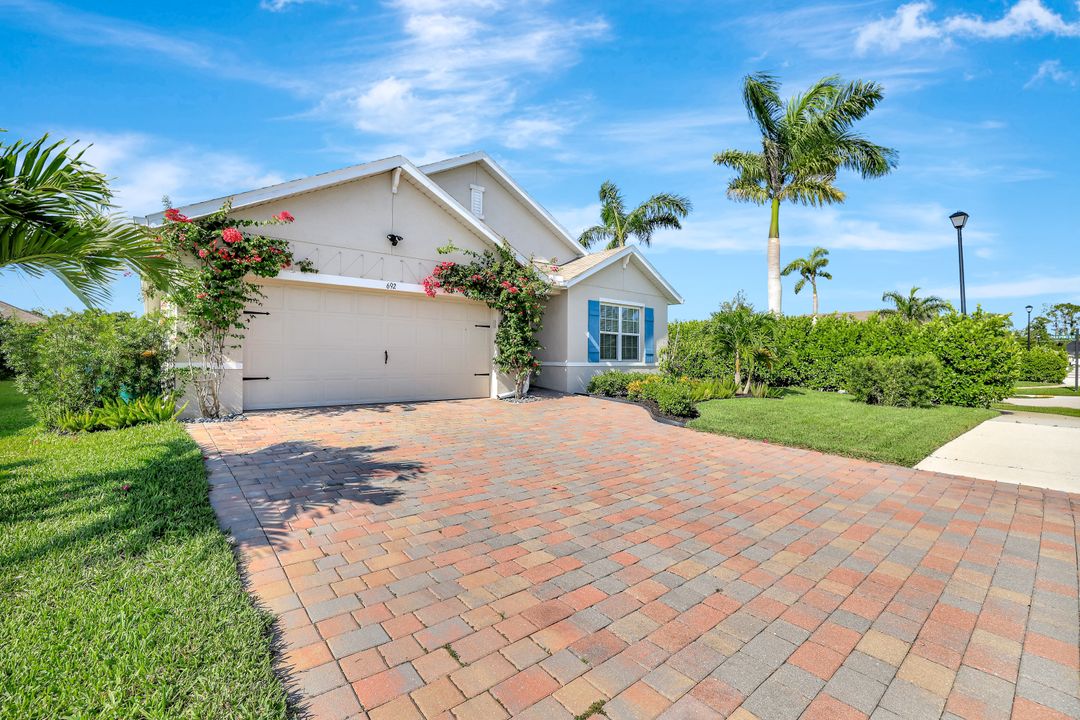 692 Hadley St E, Naples, FL 34104