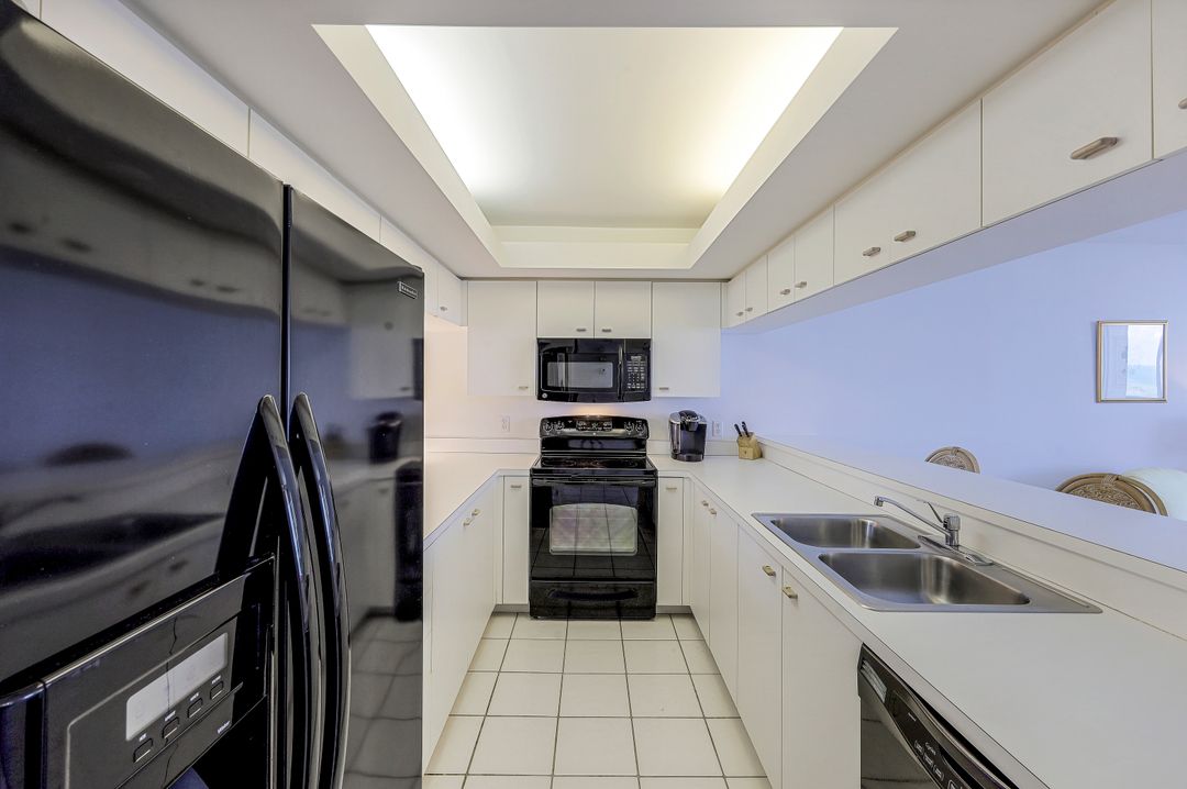 40 Seagate Dr #702, Naples, FL 34103