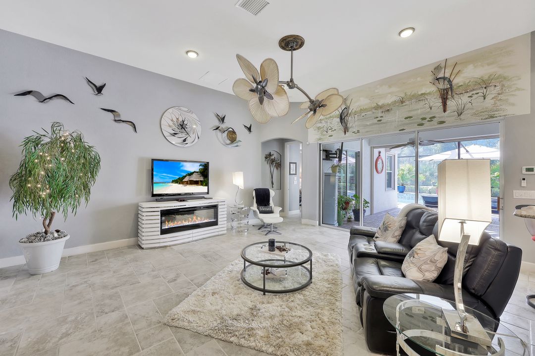 8130 Valiant Dr, Naples, FL 34104