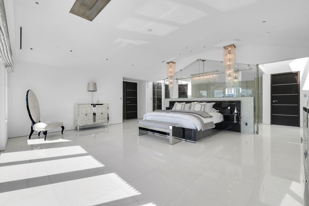 260 Channel Dr, Naples, FL 34108