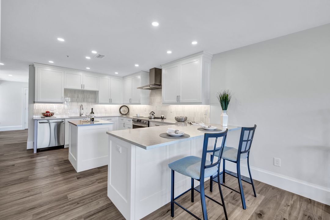 563 Park Shore Dr, Naples, FL 34103