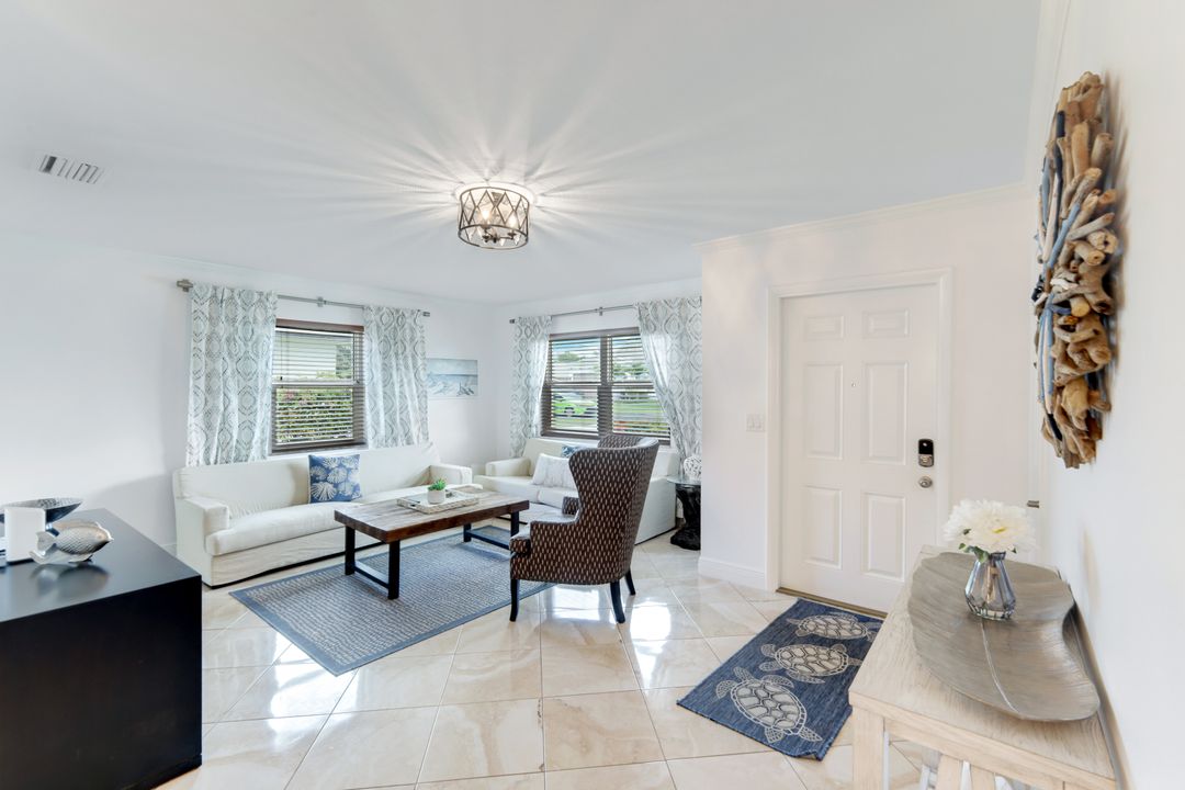 636 98th Ave N, Naples, FL 34108