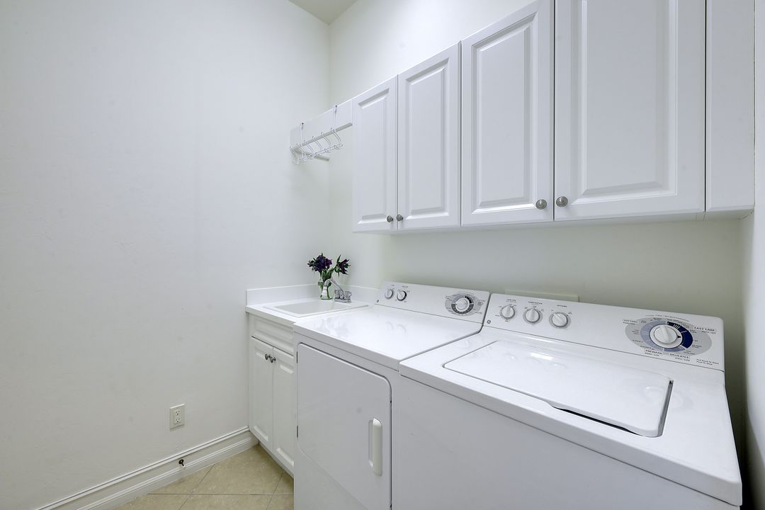 6074 Divot Ct, Naples, FL 34113