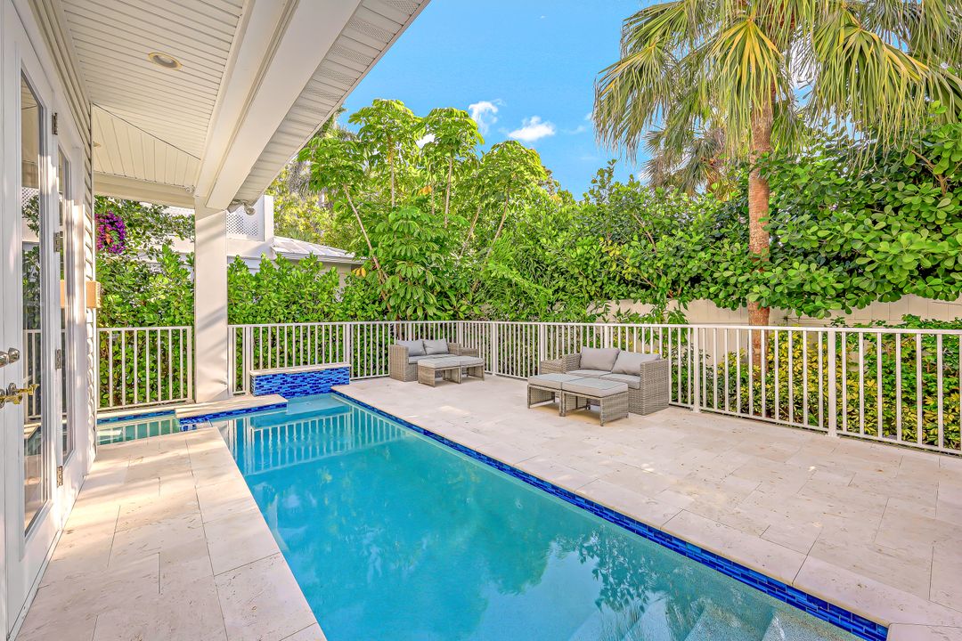 160 3rd St N, Naples, FL 34102