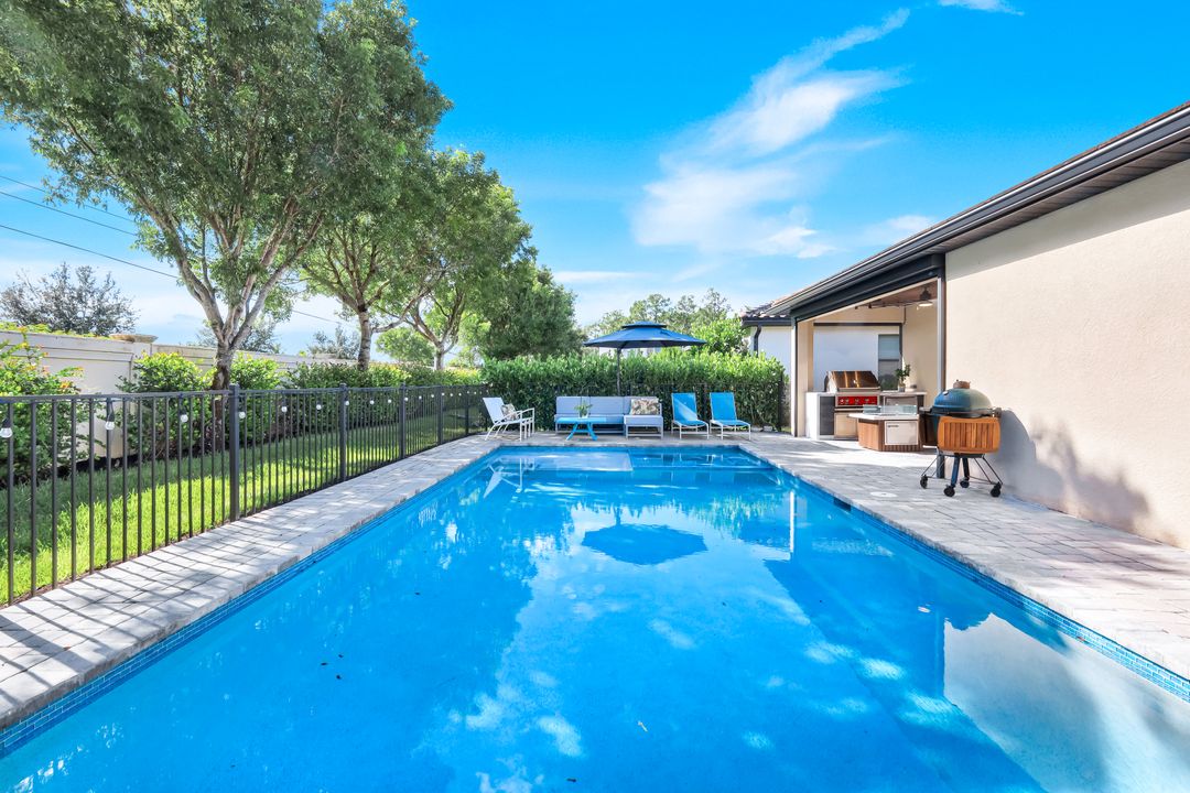 9445 Glenforest Dr, Naples, FL 34120