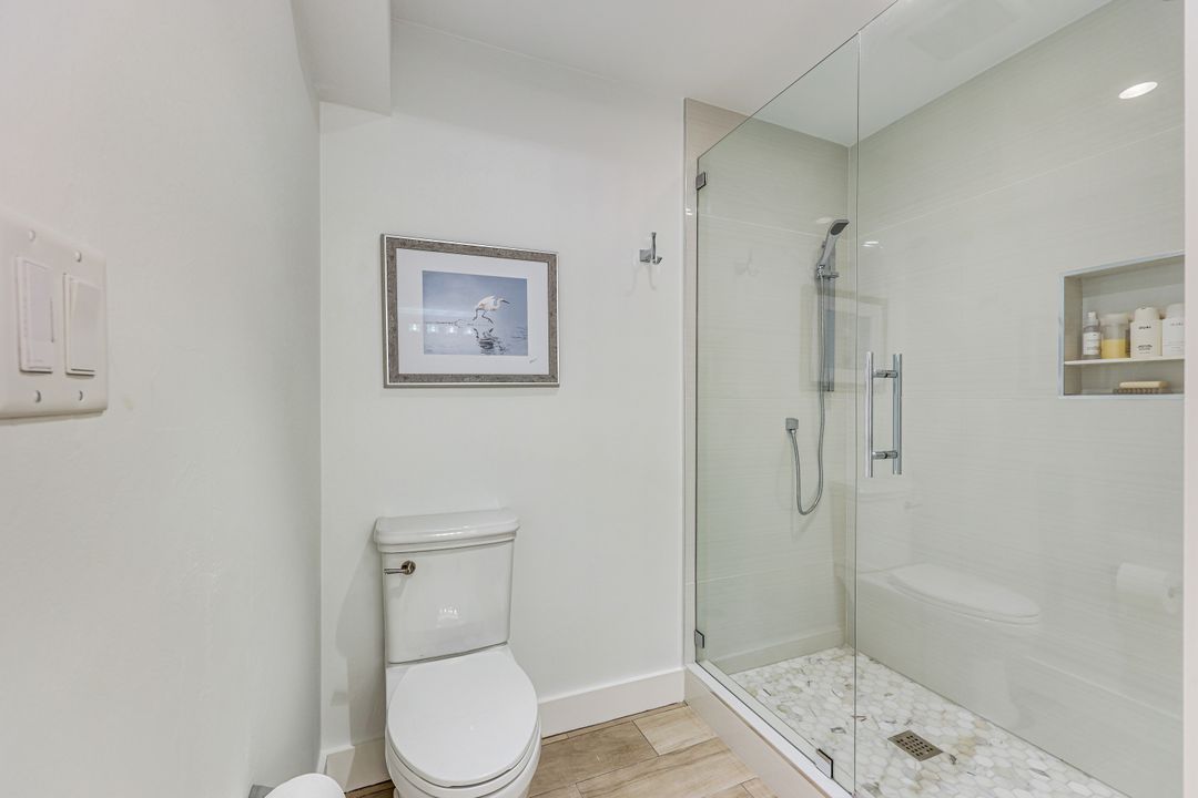 225 5th Ave S #104, Naples, FL 34102