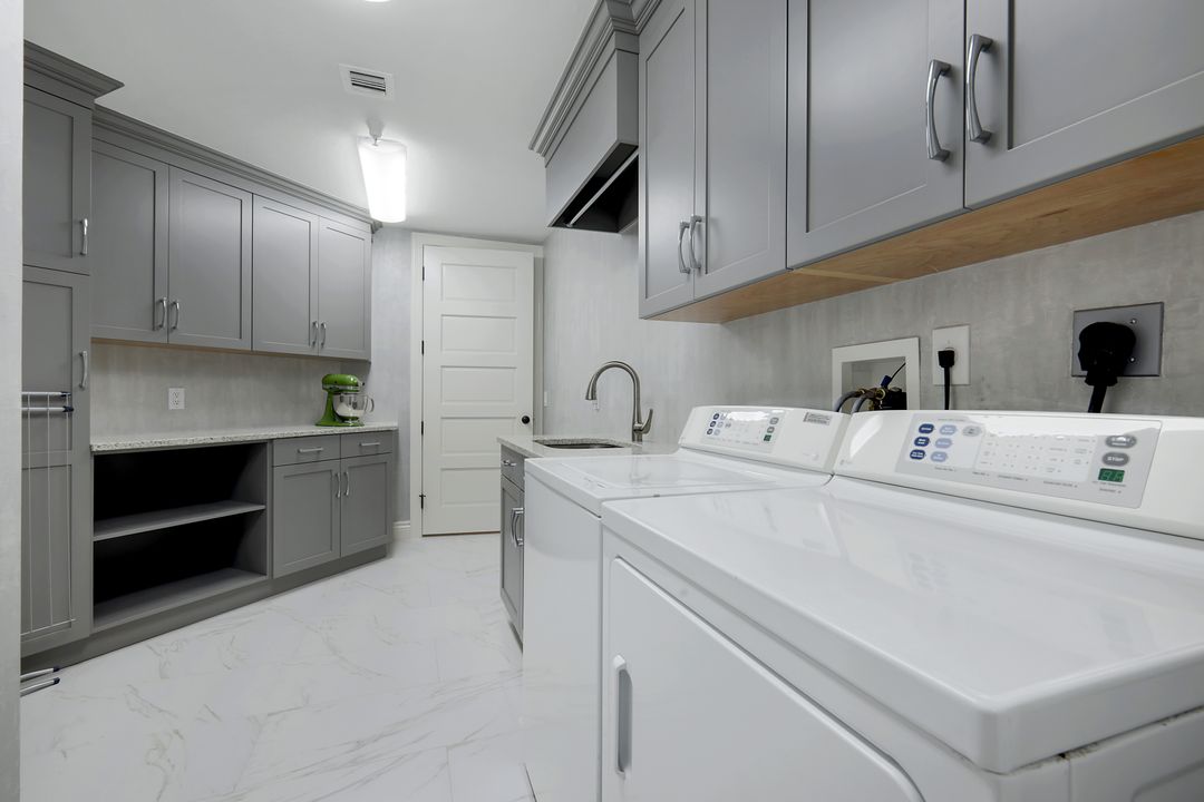295 Grande Way #1004, Naples, FL 34110
