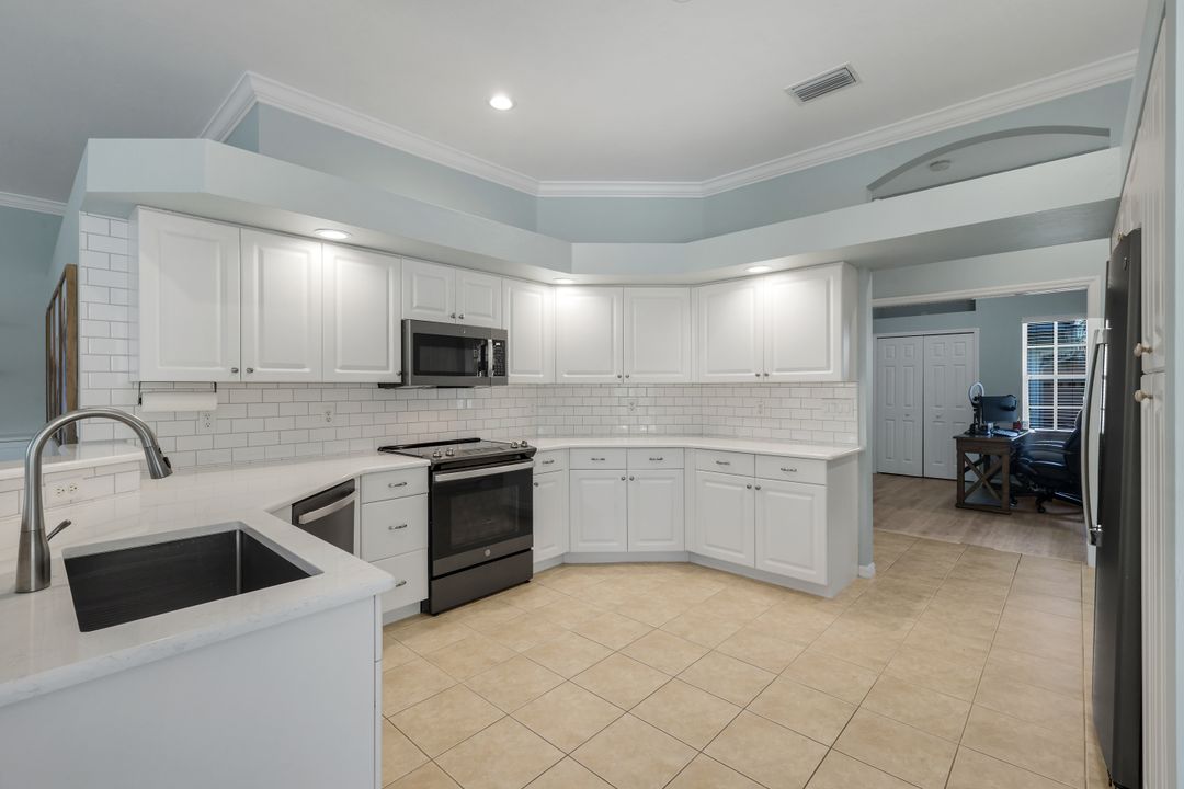 8748 S Lake Cir, Fort Myers, FL 33908