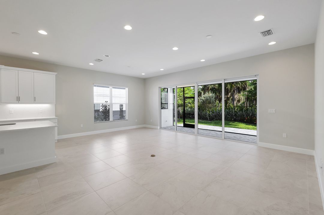 2565 Kingfisher Dr, Naples, FL 34112