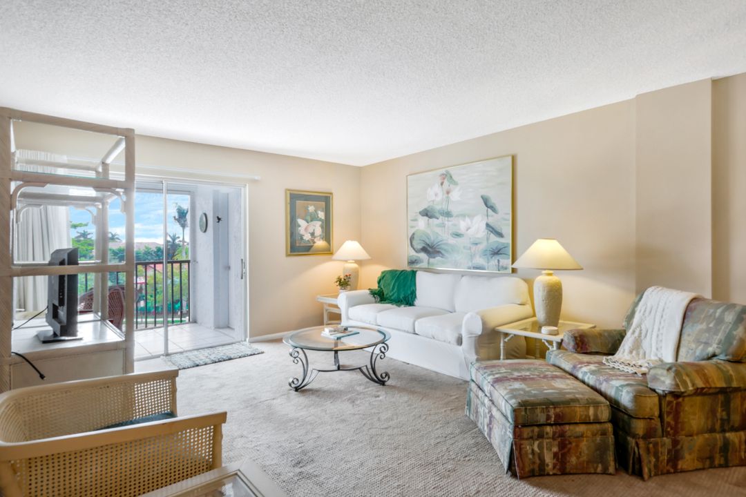 555 Park Shore Dr #412, Naples, FL 34103