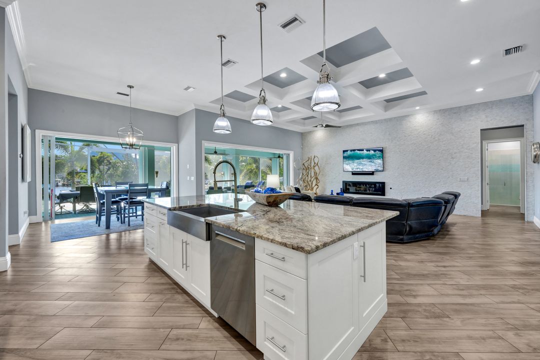 2654 Shoreview Dr, Naples, FL 34112