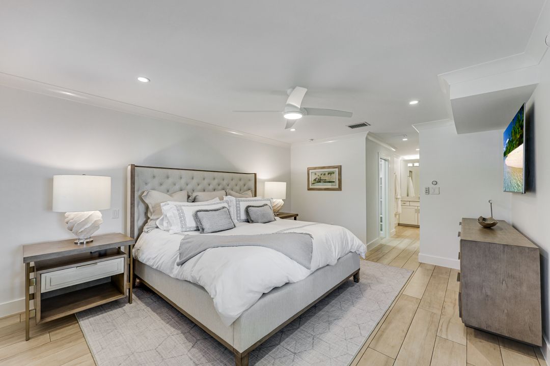 225 5th Ave S #104, Naples, FL 34102