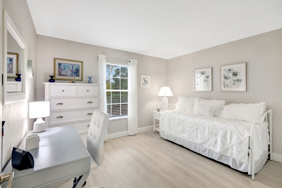 1004 Pine Isle Ln, Naples, FL 34112