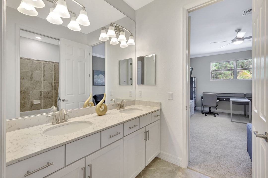 2102 Antigua Ln, Naples, FL 34120