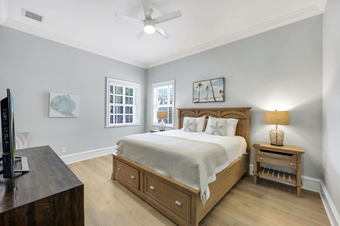 1550 Gordon Dr, Naples, FL 34102