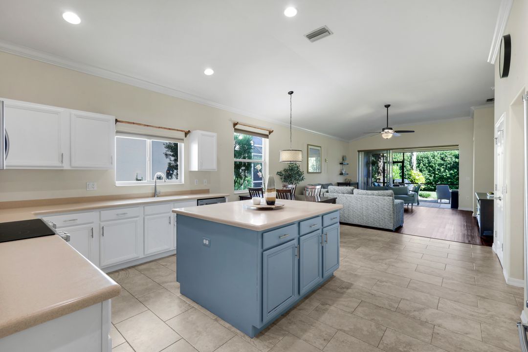 2095 Sagebrush Cir, Naples, FL 34120
