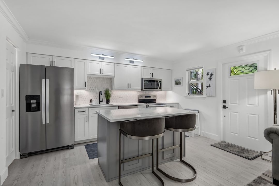 960 7th St S #105, Naples, FL 34102