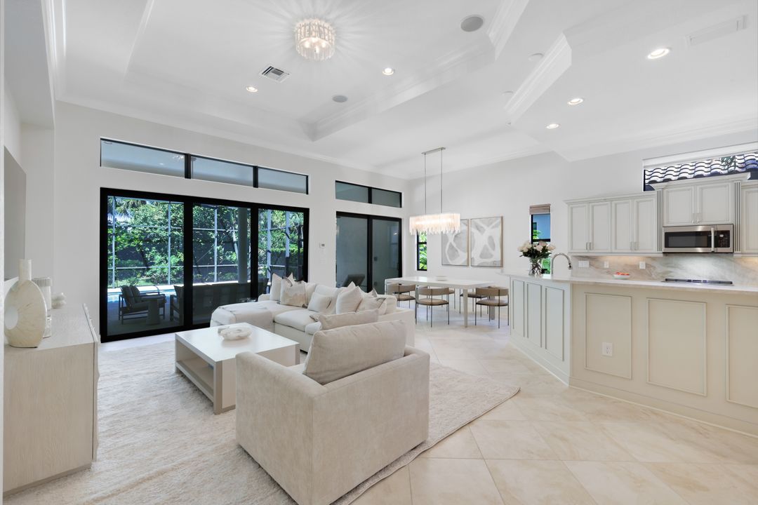 7319 Lantana Cir, Naples, FL 34119