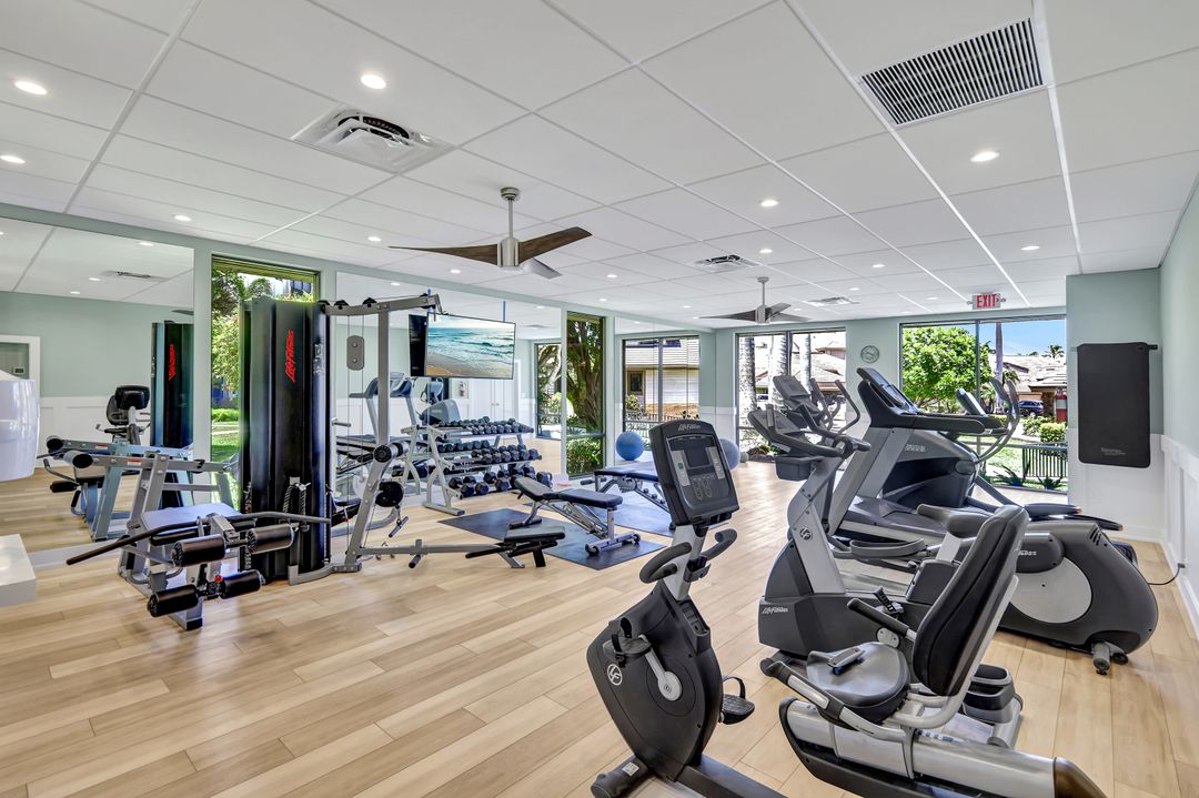 563 Park Shore Dr, Naples, FL 34103