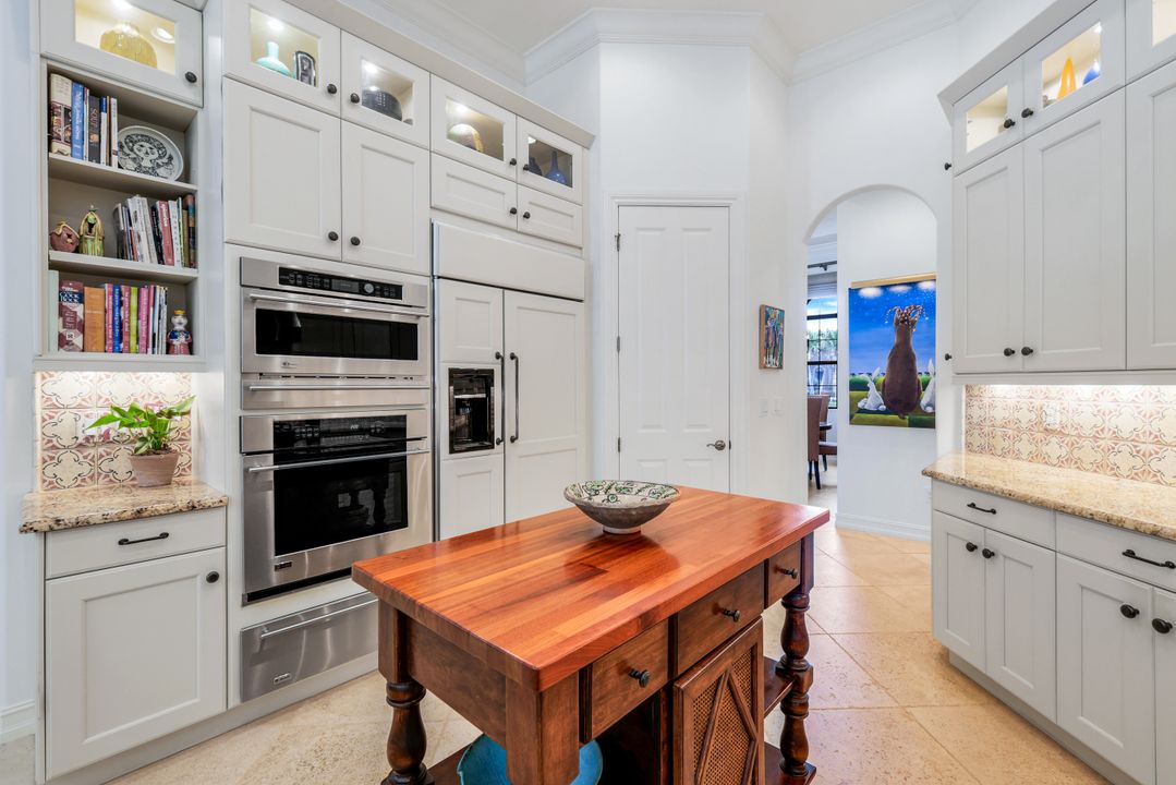6477 Costa Cir, Naples, FL 34113