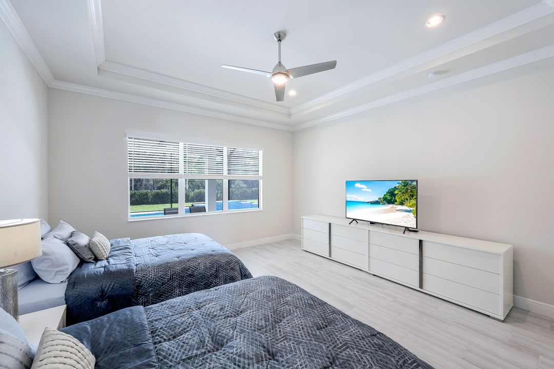 8959 Redonda Dr, Naples, FL 34114