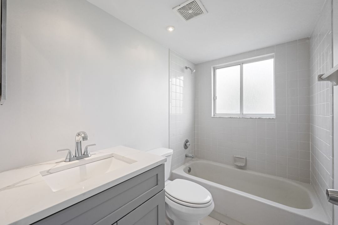 7800 Emerald Cir #b104, Naples, FL 34109