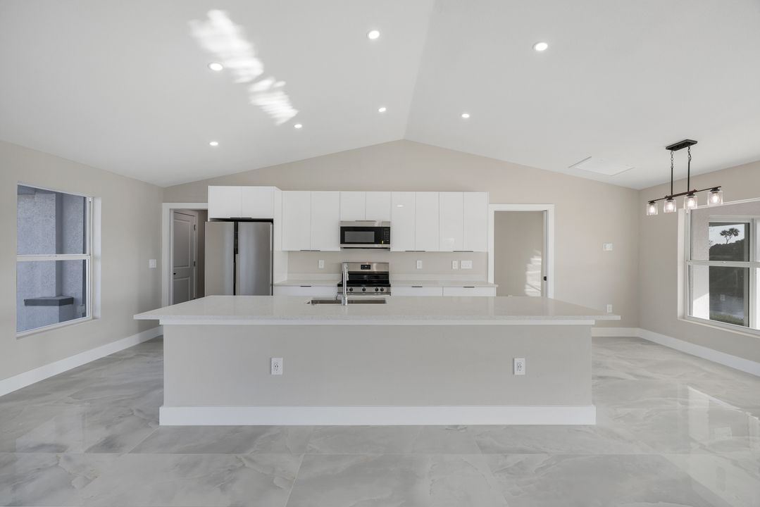 2823 NE 5th Pl, Cape Coral, FL 33909