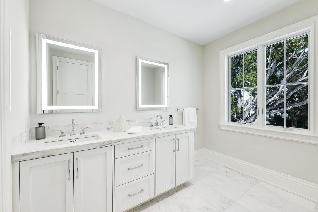 726 Riviera Dr, Naples, FL 34103