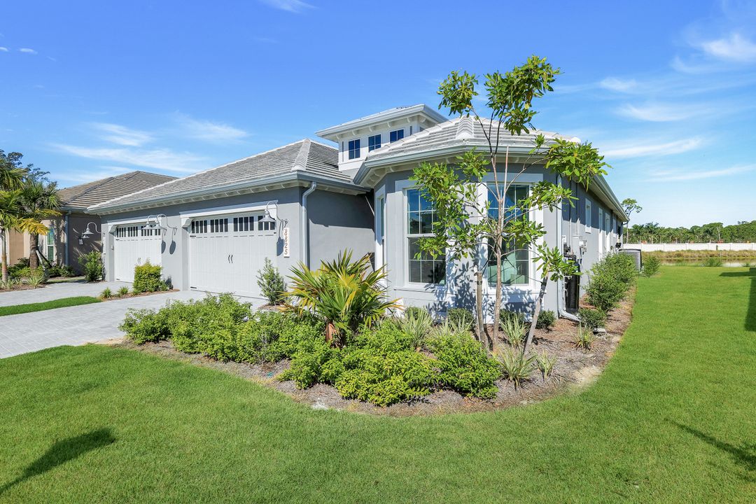 8825 Yucatan Ct, Naples, FL 34112