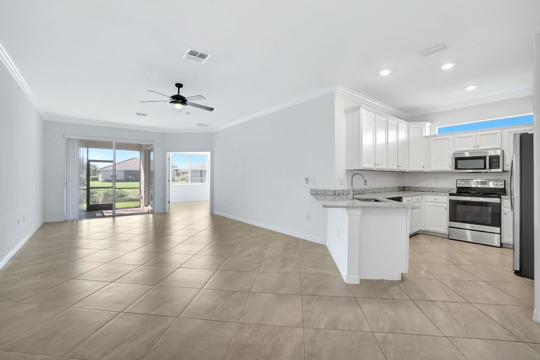 2074 Tamarron Ln, Naples, FL 34120