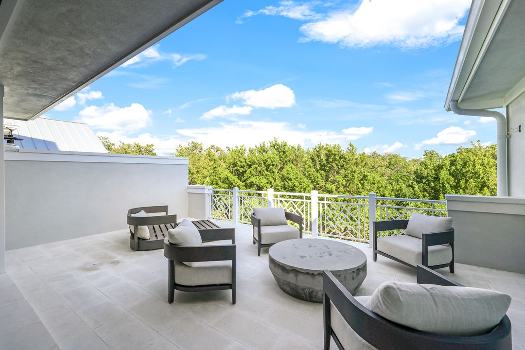 91 14th St S, Naples, FL 34102