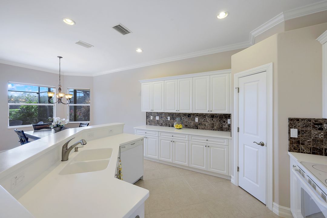 6074 Divot Ct, Naples, FL 34113