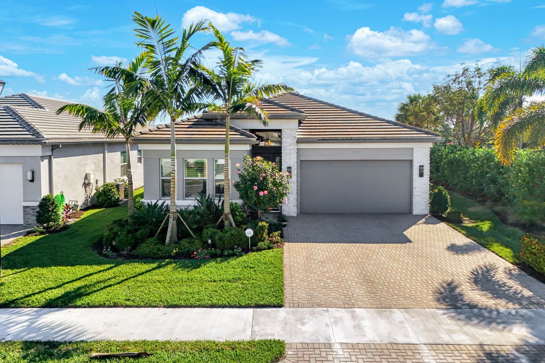 11555 Jacaranda Dr, Naples, FL 34120
