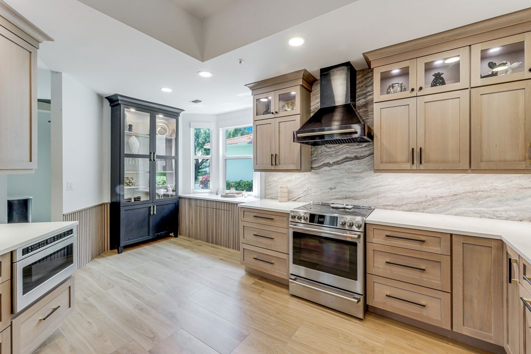 4700 Yacht Harbor Dr #611, Naples, FL 34112