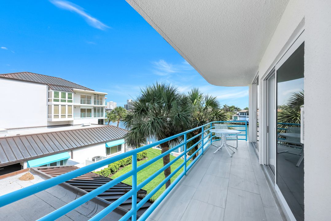 305 Park Shore Dr, Naples, FL 34103