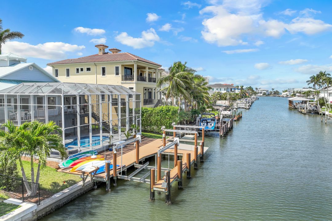 437 Tradewinds Ave, Naples, FL 34108