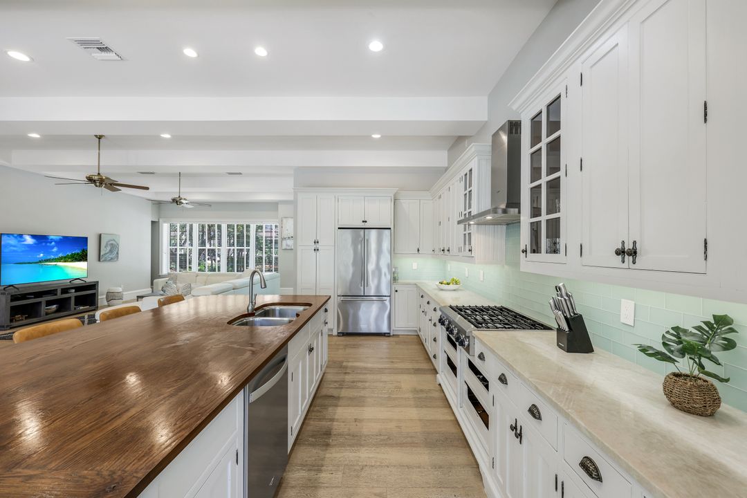 1550 Gordon Dr, Naples, FL 34102