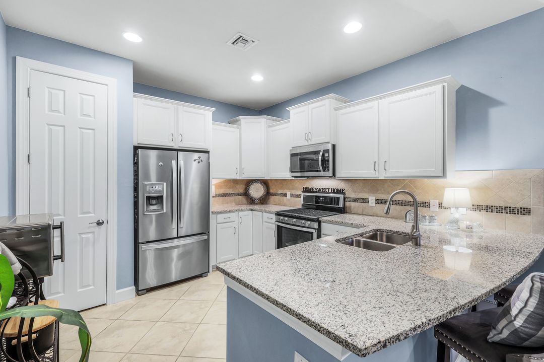 7659 Jacaranda Ln, Naples, FL 34114