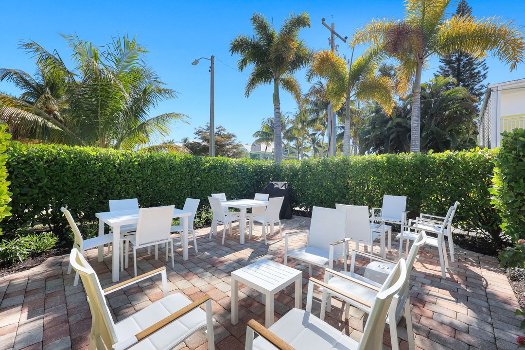 280 2nd Ave S #103, Naples, FL 34102