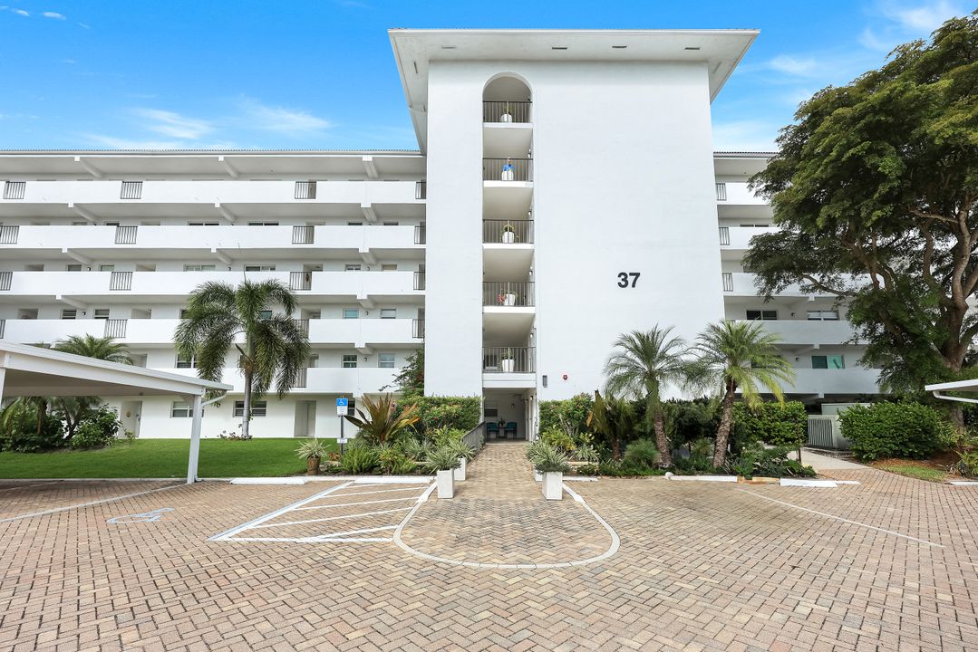 37 High Point Cir E #109, Naples, FL 34103