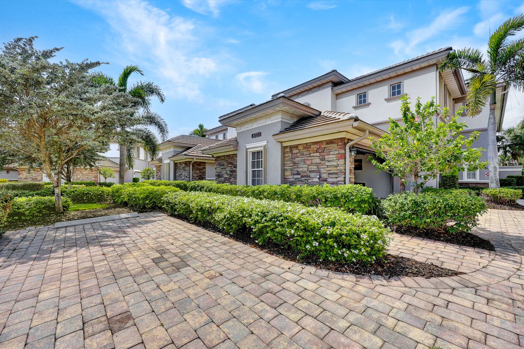 8723 Coastline Ct #202, Naples, FL 34120