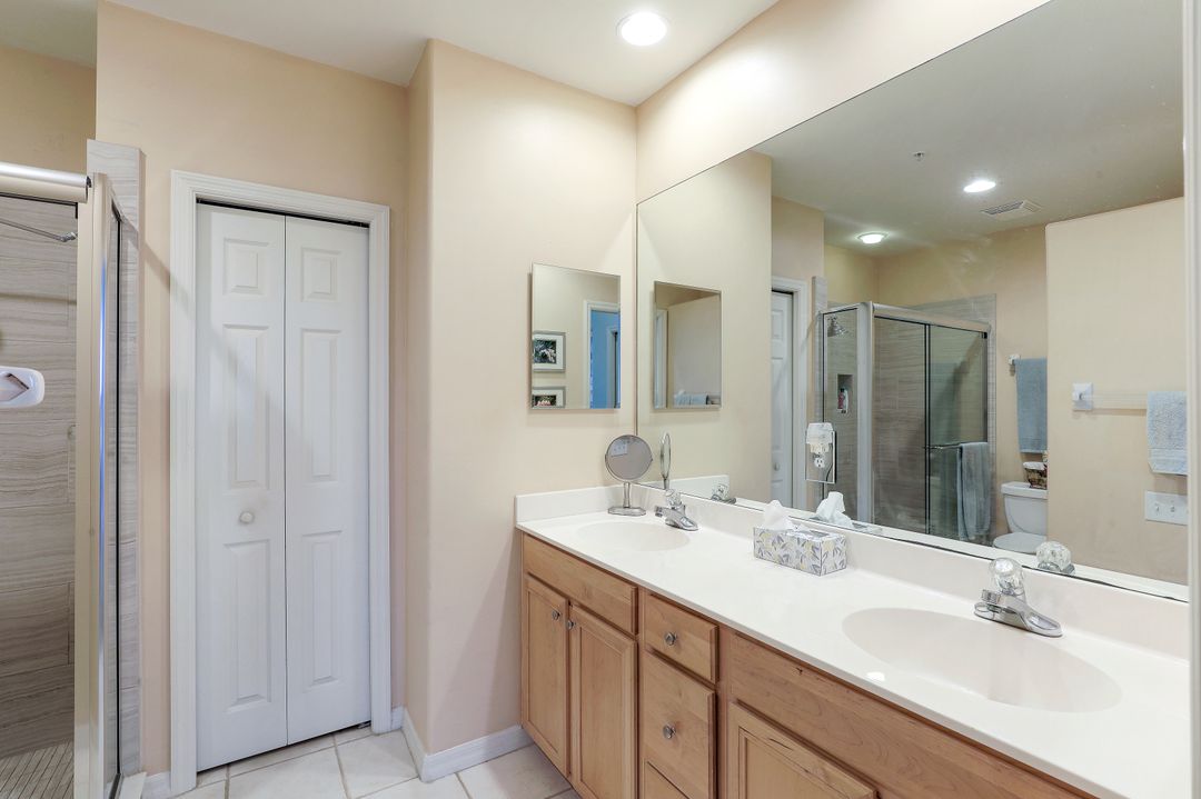 8223 Parkstone Pl #304, Naples, FL 34120