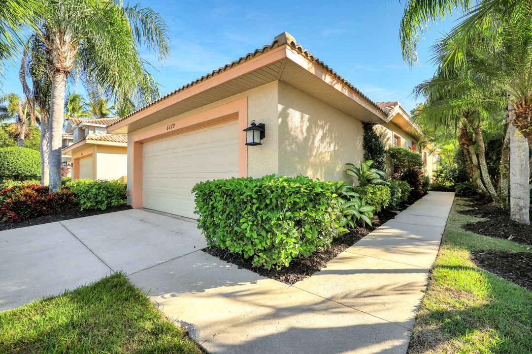6679 Castlelawn Pl, Naples, FL 34113