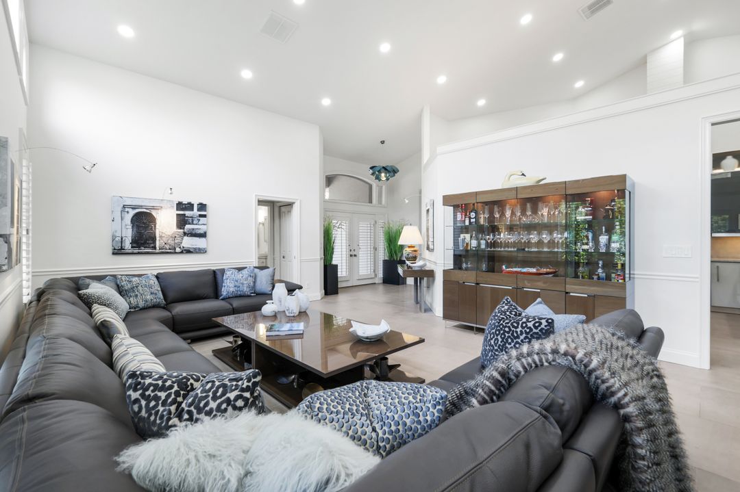 9245 The Ln, Naples, FL 34109