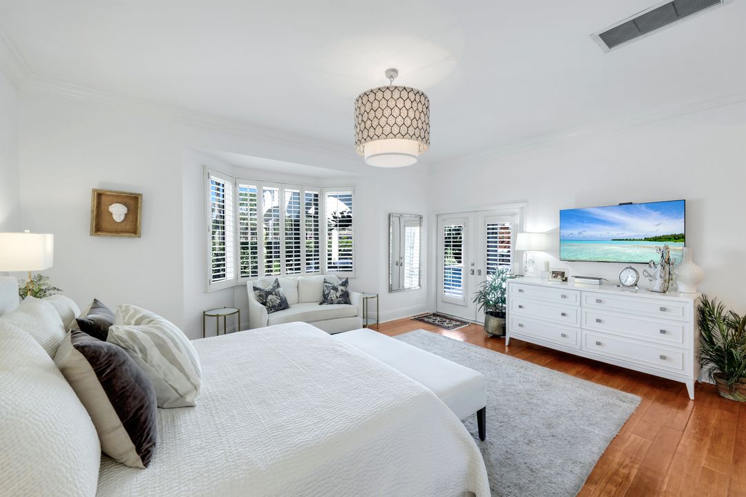 180 Edgemere Way S, Naples, FL 34105